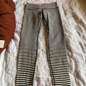 Lululemon 🍋 stripe wunder unders  size 8